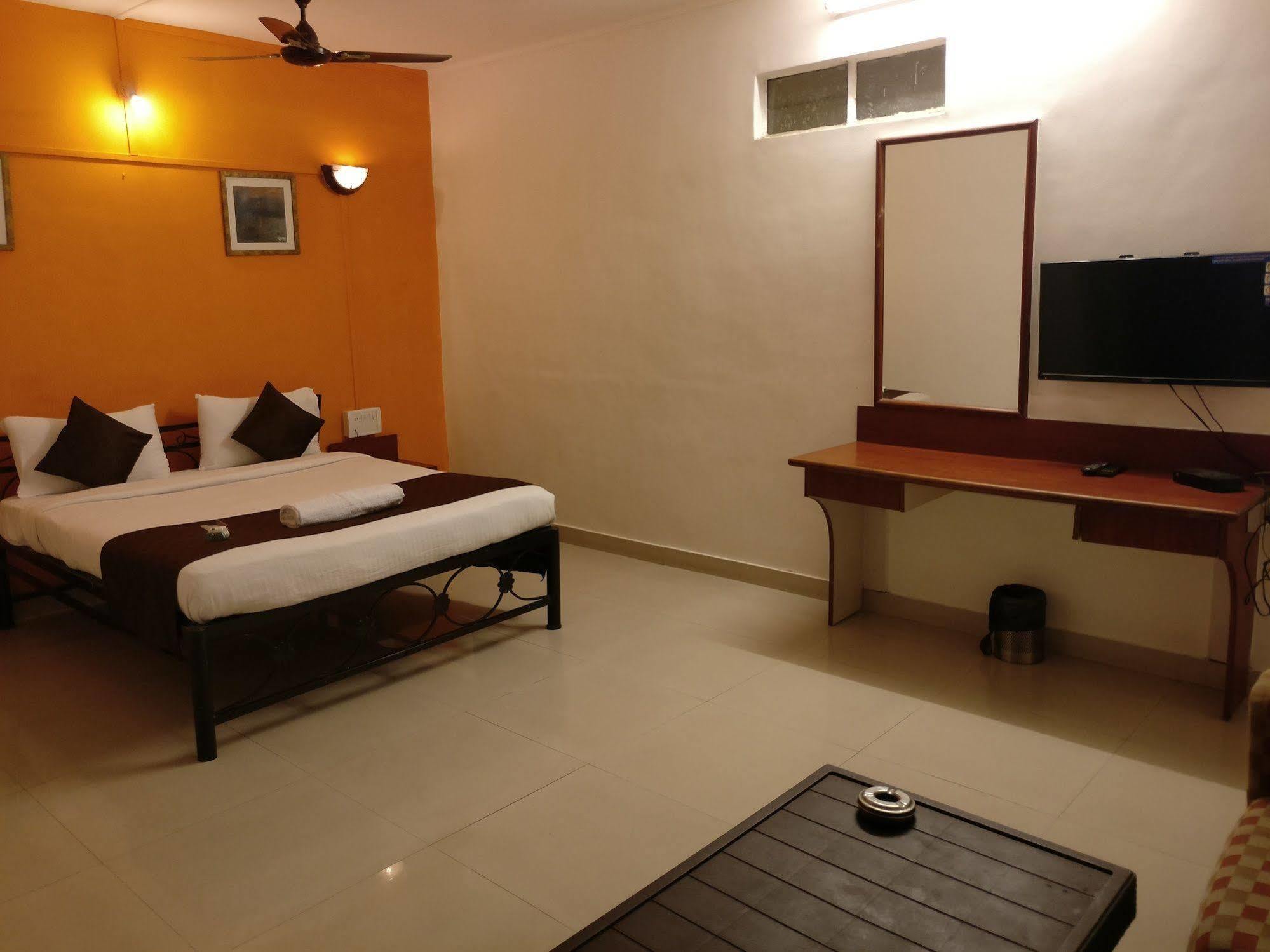 Oyo 1065 Hotel Hmr Royal Inn Pune Exterior photo