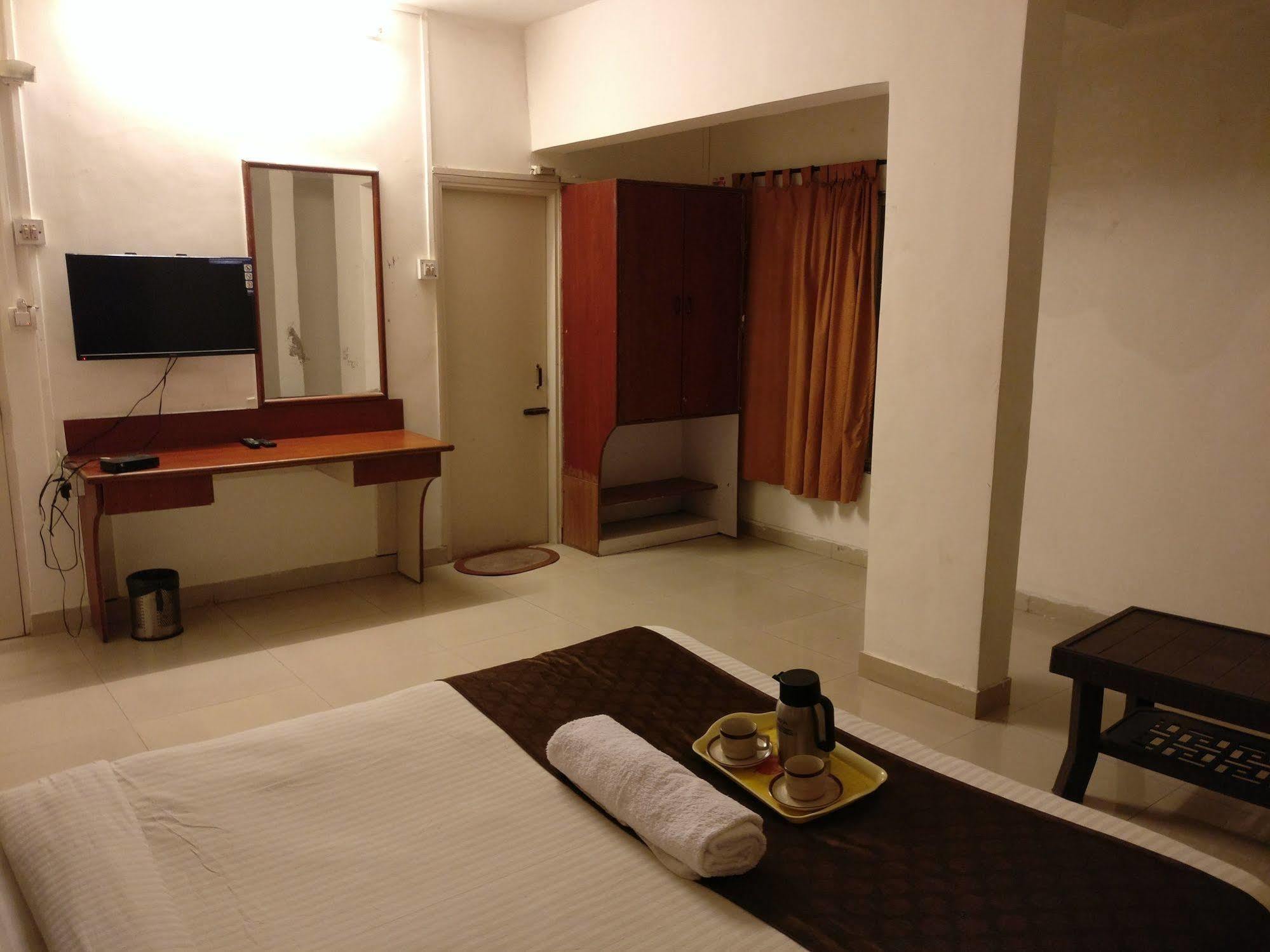 Oyo 1065 Hotel Hmr Royal Inn Pune Exterior photo